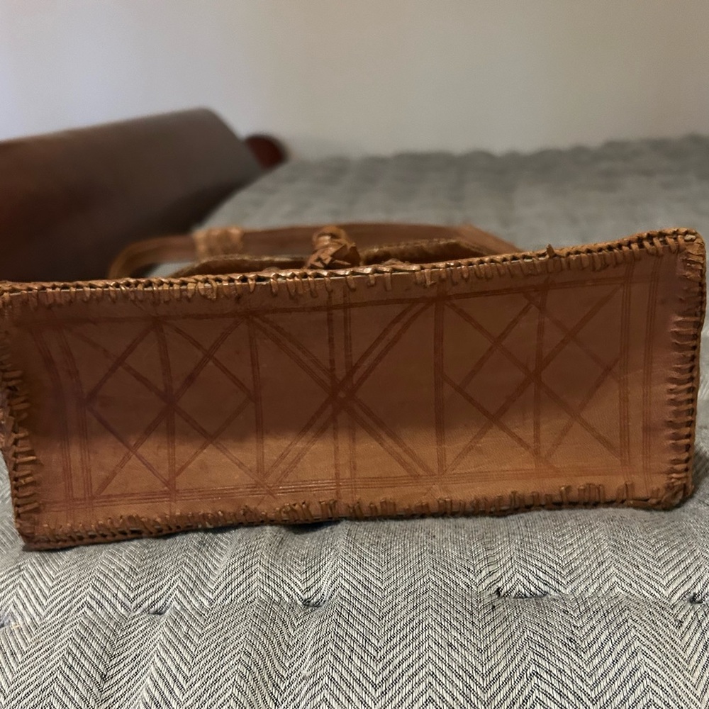 Artisan Tan Crocodile Pattern Crossbody Bag - Picture 4 of 8